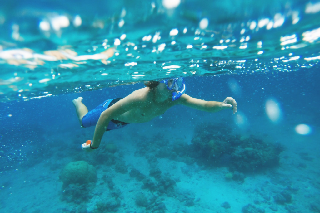 Onderwaterwereld ontdekken door te snorkelen.